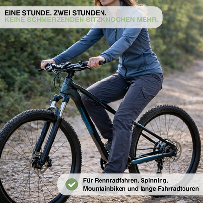 Frau in blauer Jacke und grauer Hose fährt Mountainbike auf Waldweg, mit Vorteilstext 4