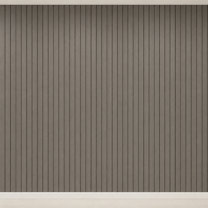 Leere Wand komplett mit grau-braunen Lamellenpaneelen verkleidet, mit weißer Sockelleiste 22
