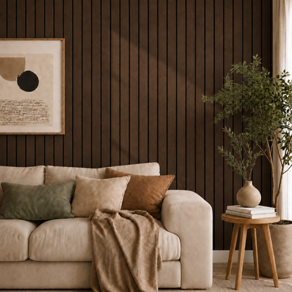 Dunkelbraune Lamellenwand im Wohnzimmer neben beigem Sofa, Bild, Zimmerpflanze und Holzhocker 30