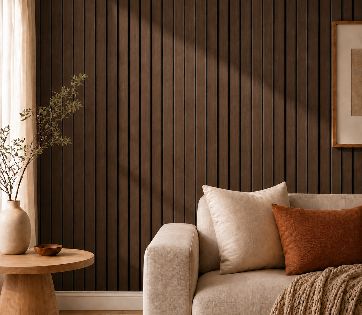 Dunkelbraune Lamellenwand im Streiflicht mit Sofa, Kissen, Beistelltisch und Vase im Vordergrund 31