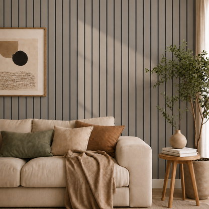 Grau-braune Lamellenwand im Wohnzimmer neben beigem Sofa, Bild, Zimmerpflanze und Holzhocker 25