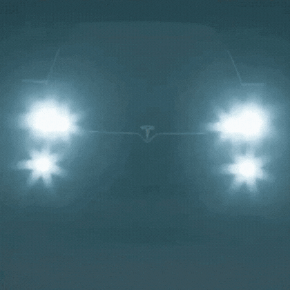 Frontansicht eines Autos bei Nacht im Nebel, dessen Scheinwerfer stark blenden und sternförmig verschwimmen. 6
