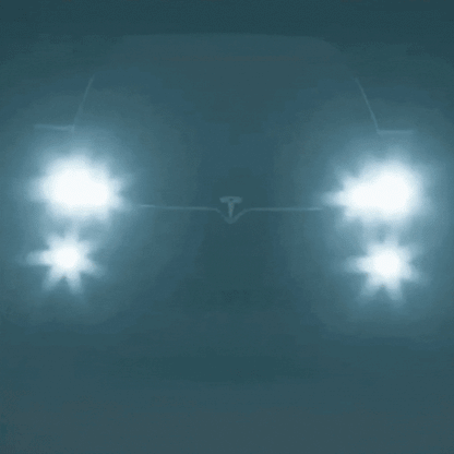Frontansicht eines Autos bei Nacht im Nebel, dessen Scheinwerfer stark blenden und sternförmig verschwimmen. 6