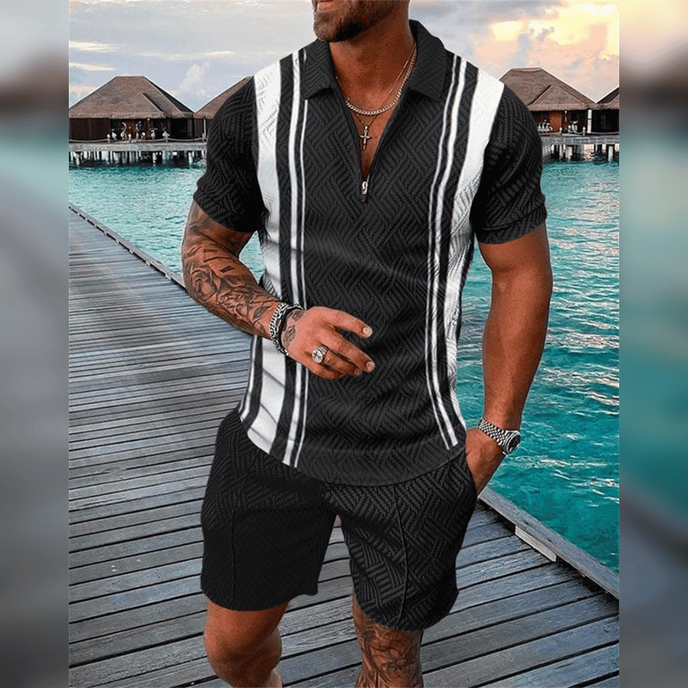 Mann in schwarz-weiß gestreiftem Hemd und Shorts auf Holzsteg am Wasser, Sommermode.