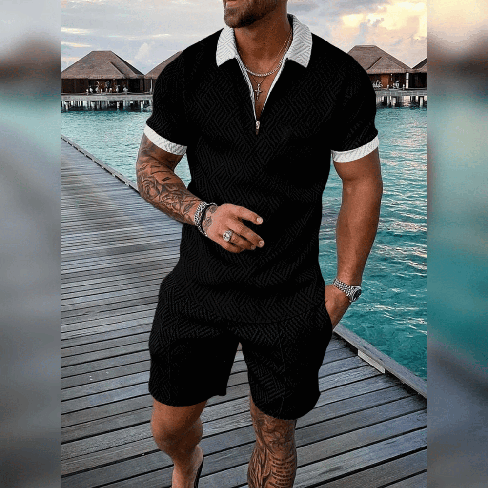 Mann in schwarzem Sommeroutfit auf Holzsteg am Wasser, elegantes Freizeitset, Urlaubslook.