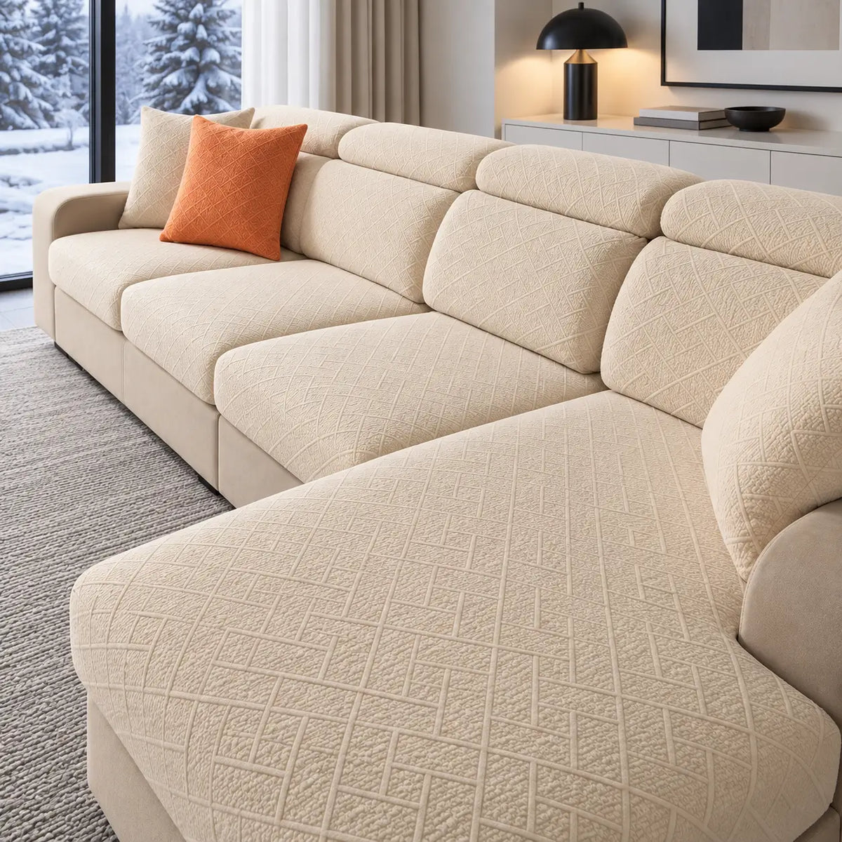Cremefarbenes Ecksofa mit Bezügen und orangefarbenem Kissen vor Fenster mit Schneelandschaft 18