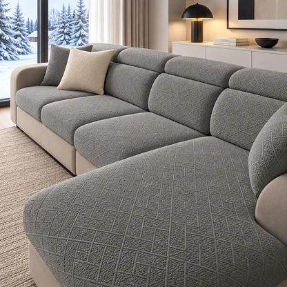 Ecksofa mit grauen Bezügen und Kissen auf Teppich, Fenster mit verschneiten Tannen 20