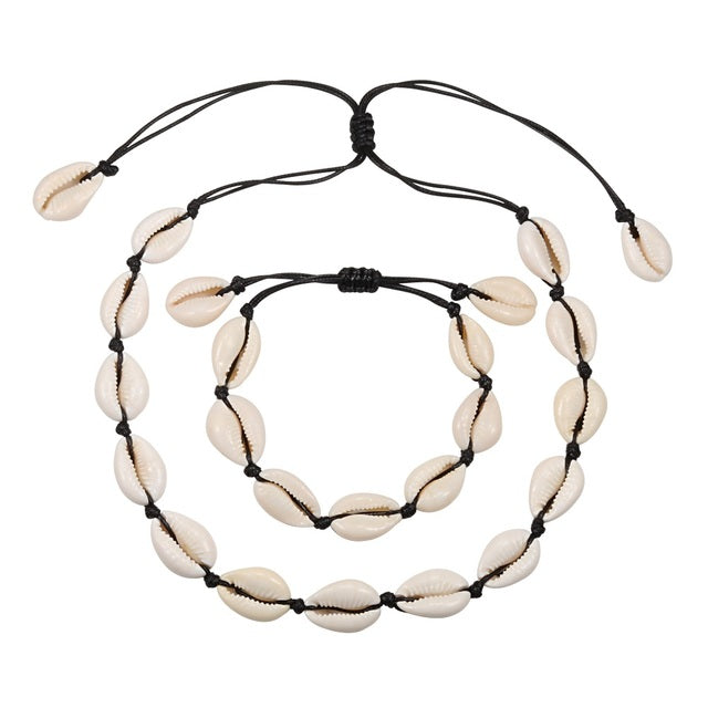 Schmuckset aus Naturmuscheln, Halskette und Armband, schwarz-weiß, handgefertigt, Boho-Stil.