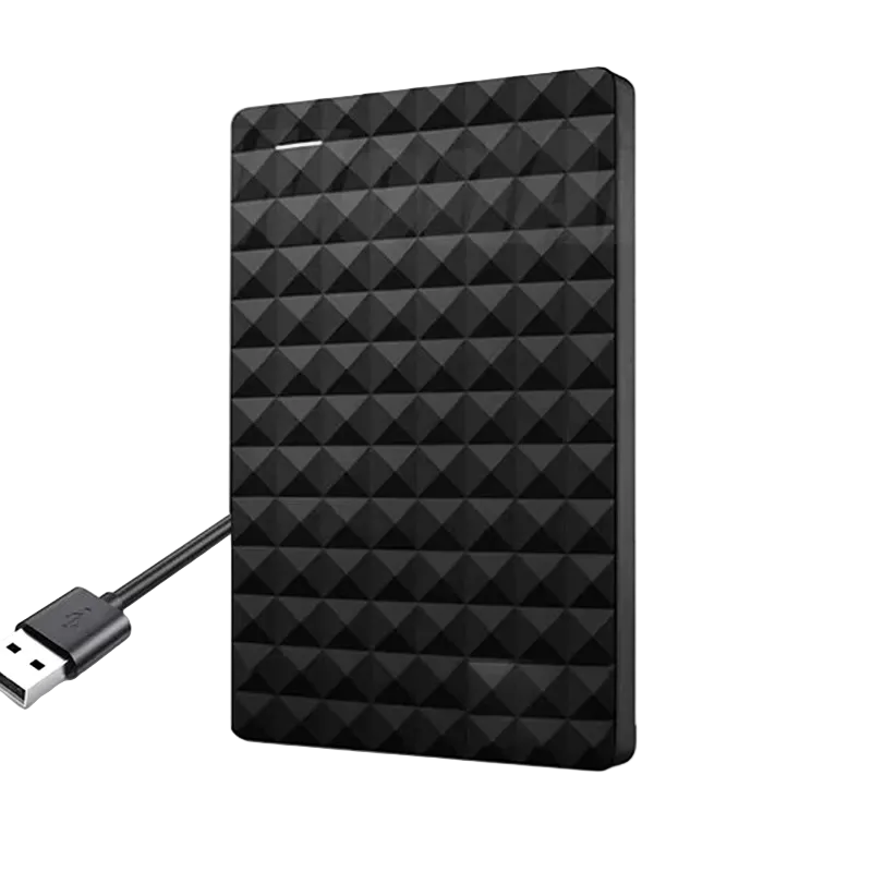 Schwarze Festplatte mit Rautenmuster, davor ein angeschlossenes USB-Kabel mit Stecker, auf weißem Hintergrund 1