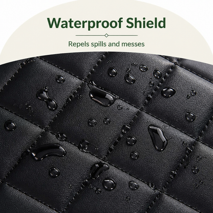 Nahaufnahme der schwarzen Steppoberfläche mit Wassertropfen, die auf dem glatten Material abperlen und die wasserabweisende Wirkung zeigen. 3
