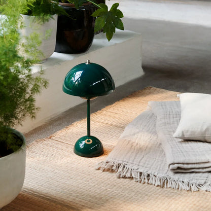 Dunkelgrüne Tischlampe, Metall, modern, skandinavisches Design, Wohnzimmer, Dekoration.