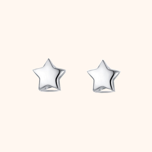 Silberne Stern-Ohrringe, glänzend, minimalistisch, Schmuck für Damen, modisch, elegant.