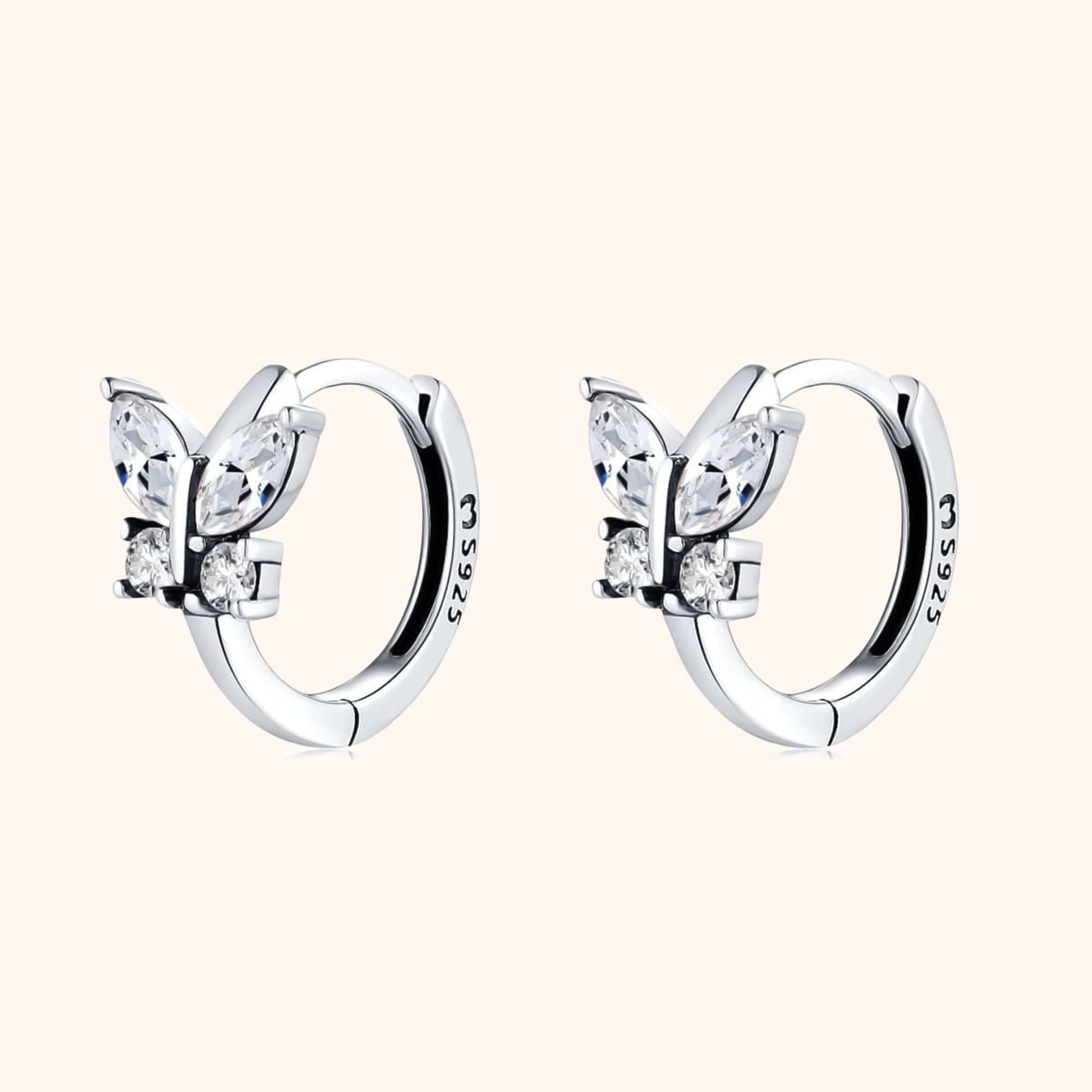 Silberne Creolen mit Schmetterlingsdesign und Zirkonia-Steinen, eleganter Schmuck für Damen.
