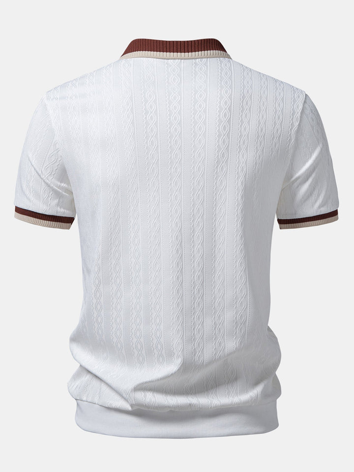 Rückansicht des weißen Strick-Poloshirts mit Zopfmuster, braun-beige abgesetztem Kragen und gestreiften Ärmelbündchen am Kurzarm. 6