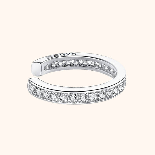 Silberner 925er Ohrclip mit Zirkonia-Steinen, elegantes Schmuckstück, modisches Accessoire.