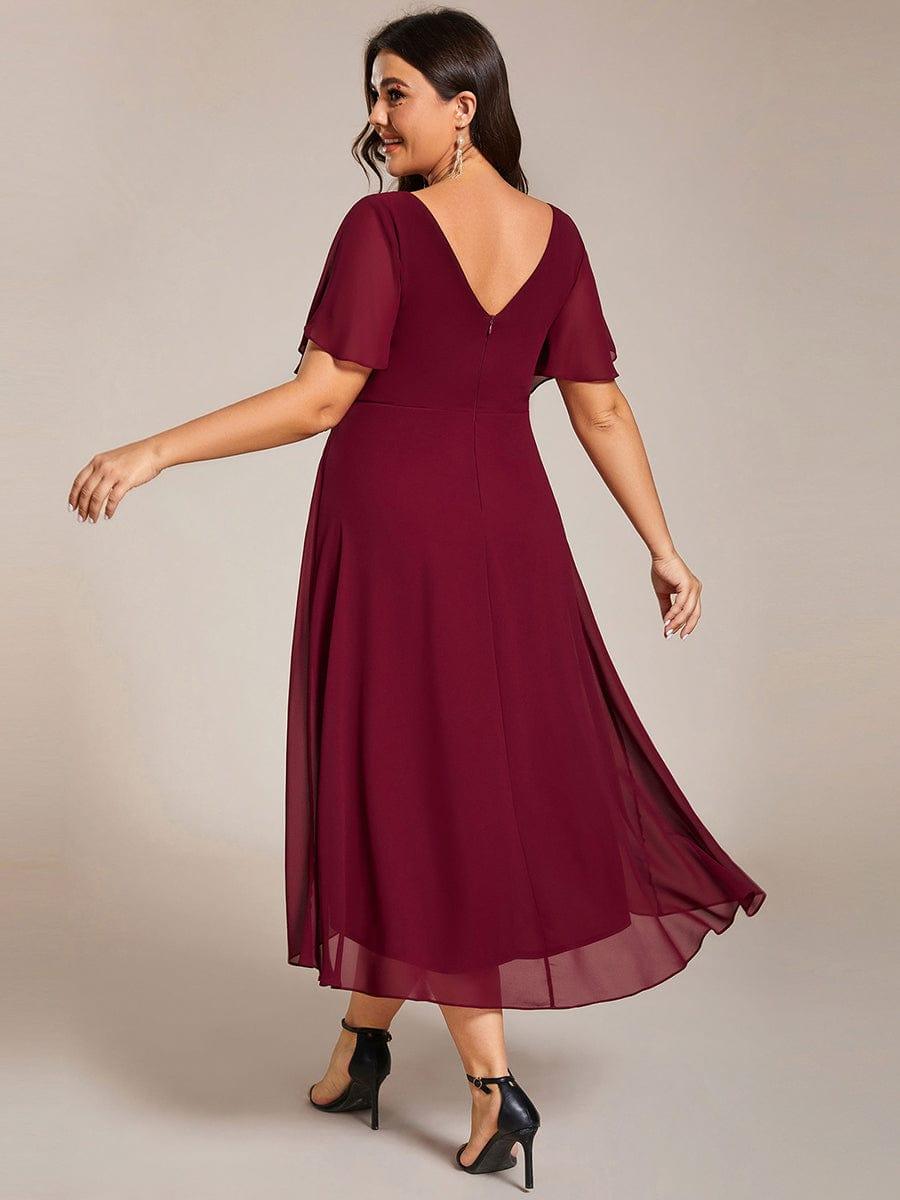 Rückansicht des weinroten Kleides in Plus Size mit V-Rückenausschnitt, Reißverschluss und luftigem Chiffonsaum. 50