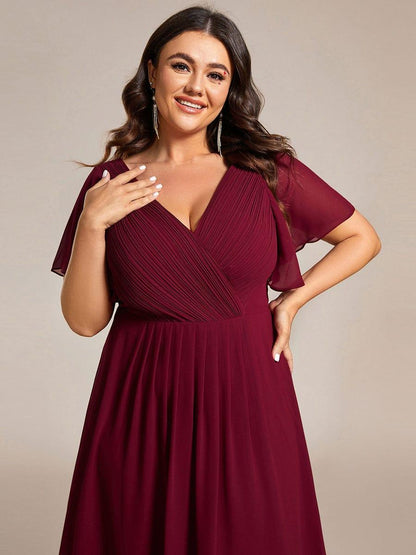 Oberteil-Detail in Weinrot an einem Plus-Size-Model: gerafftes Wickeloberteil mit V-Ausschnitt und Flatterärmeln. 51