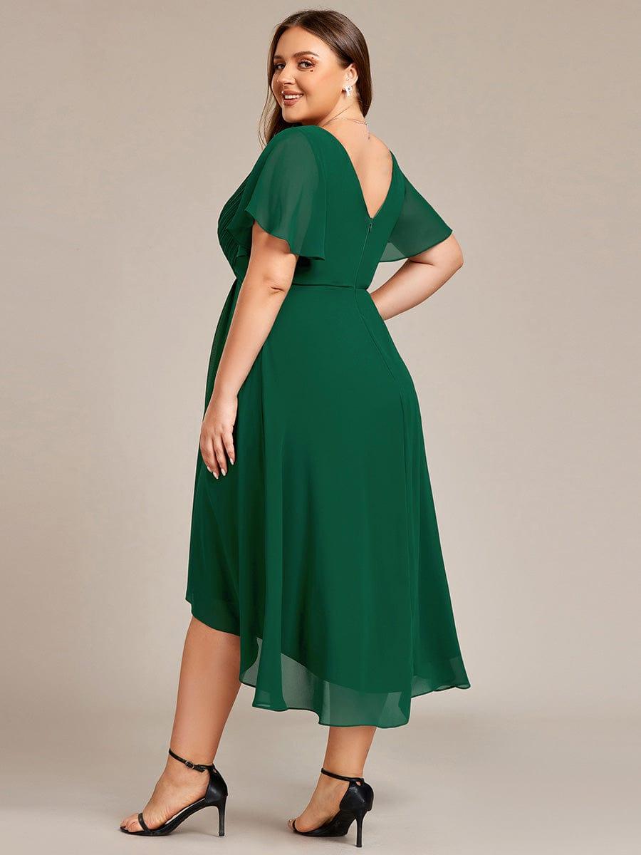 Rückansicht des dunkelgrünen Kleids am Curvy-Model mit V-Rückenausschnitt, Reißverschluss und transparenten Flatterärmeln. 37
