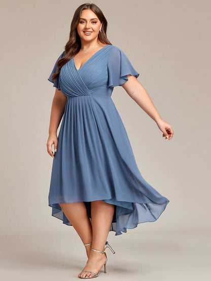 Staubblaues Chiffonkleid, Model dreht sich leicht, der kürzere Vorderteil und die längere Rückseite des Saums schwingen. 45