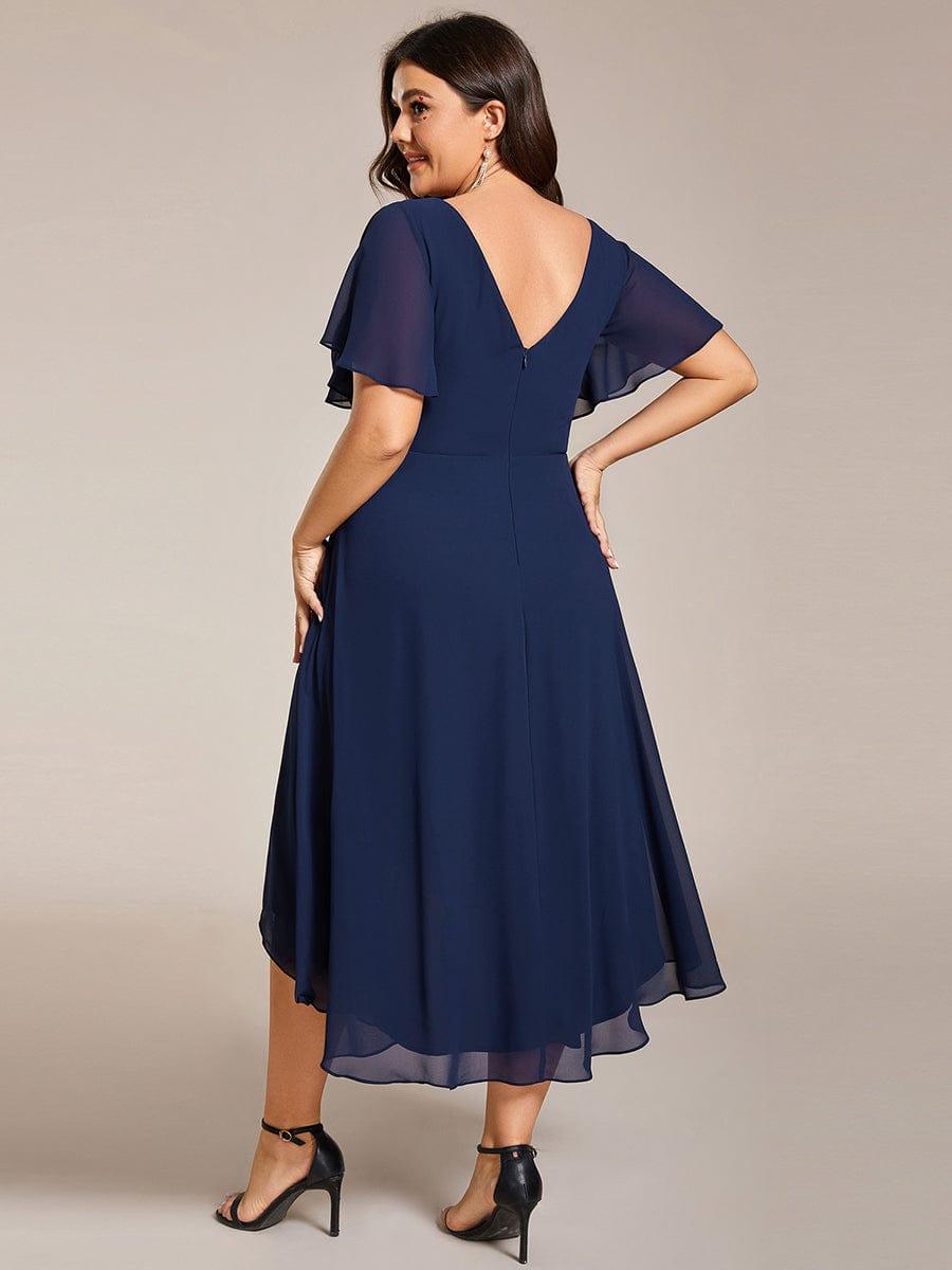Rückansicht des marineblauen Plus-Size-Kleides mit tiefem V-Rücken, Reißverschluss und fließendem, asymmetrischem Saum. 56