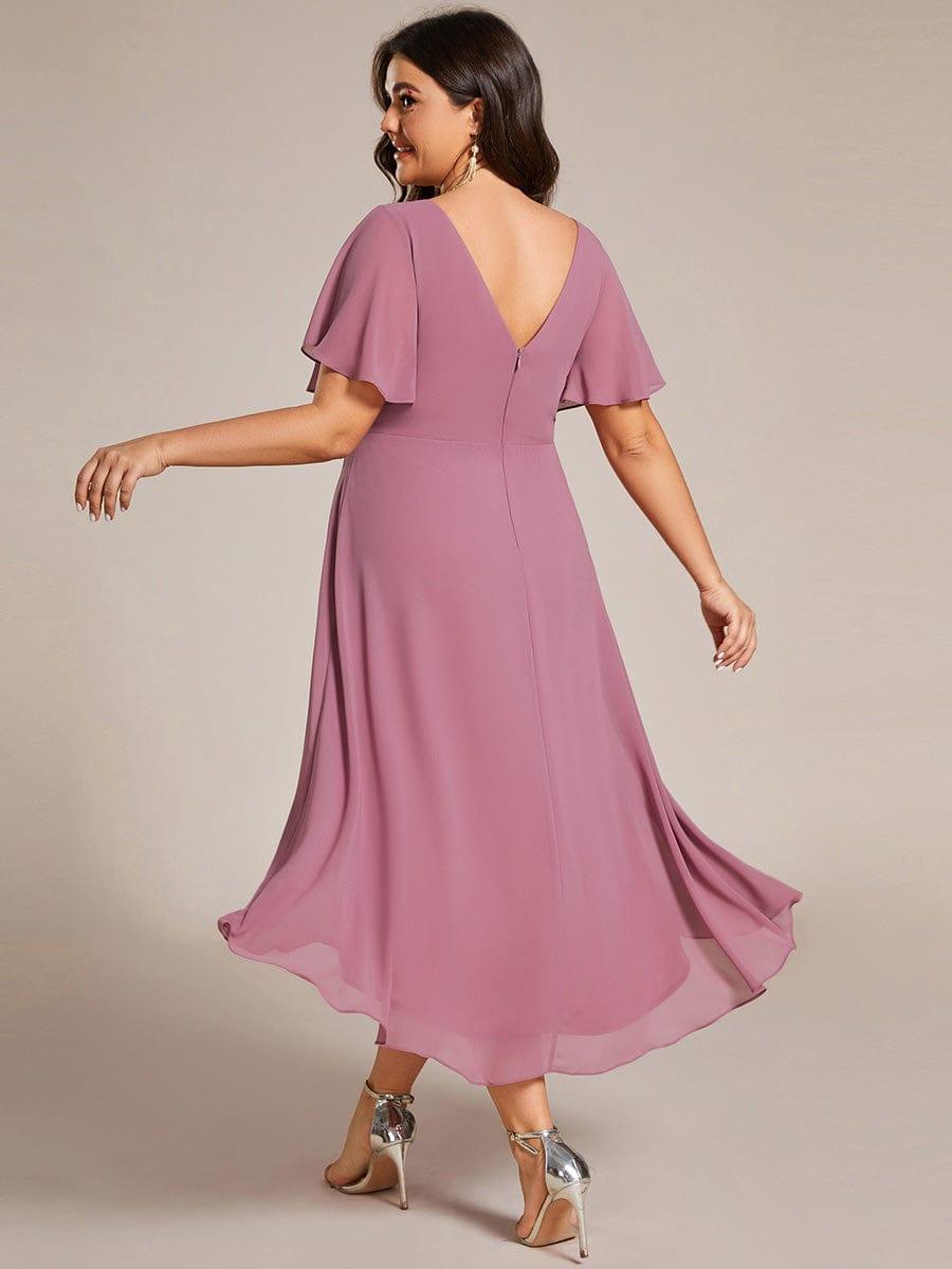 Rückansicht des mauvefarbenen Kleids mit tiefem V-Rückenausschnitt, Reißverschluss und fließendem Chiffonsaum am Plus-Size-Model. 64