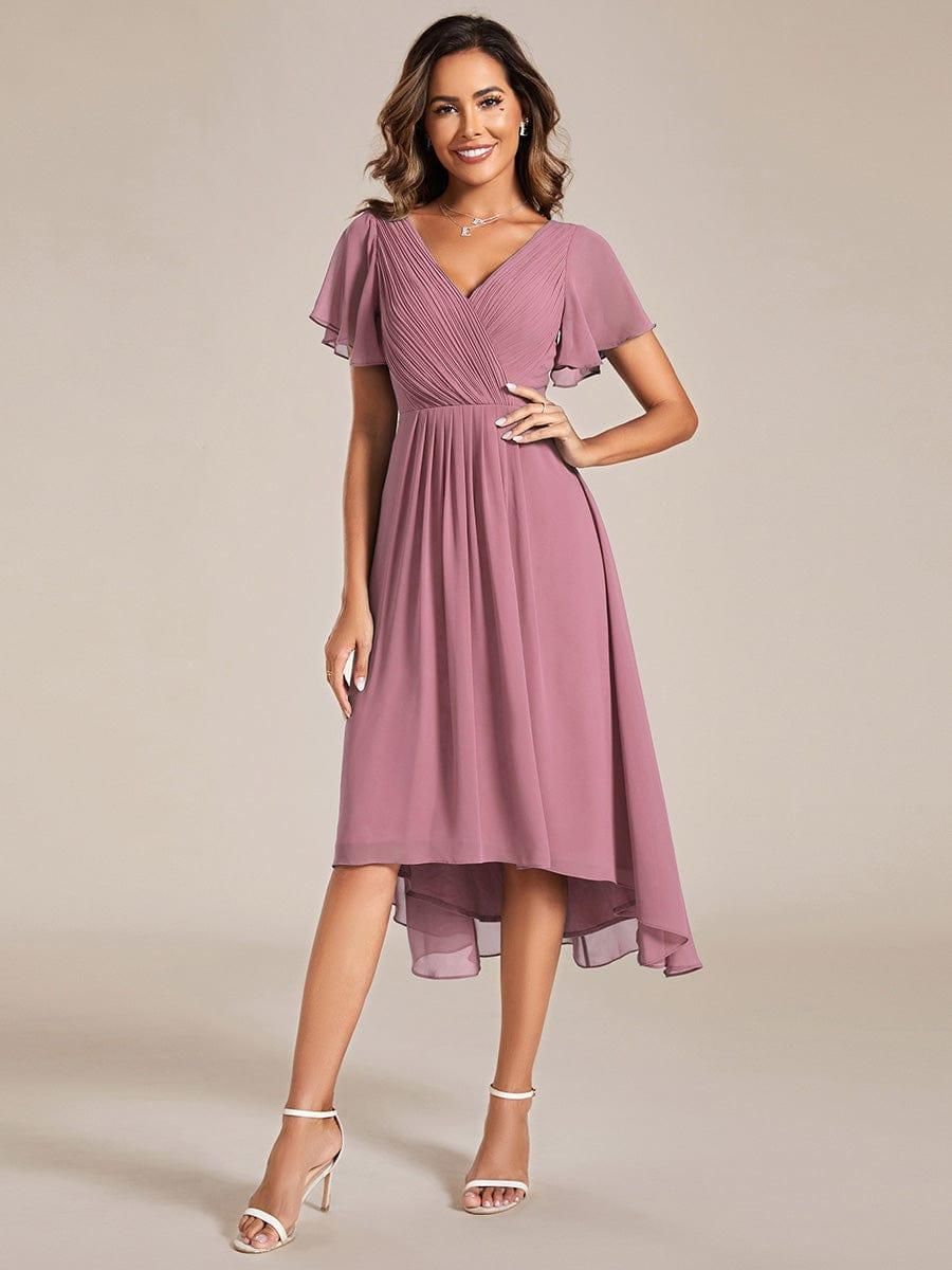 Kleid in gedecktem Altrosa frontal getragen, Hand an der Hüfte, dazu weiße Riemchensandaletten und Kette. 58