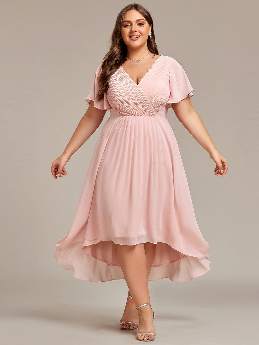Curvy-Model im rosa Kleid mit leicht ausgebreiteten Armen, fließender Chiffonrock mit hoch-tiefem Saum. 35