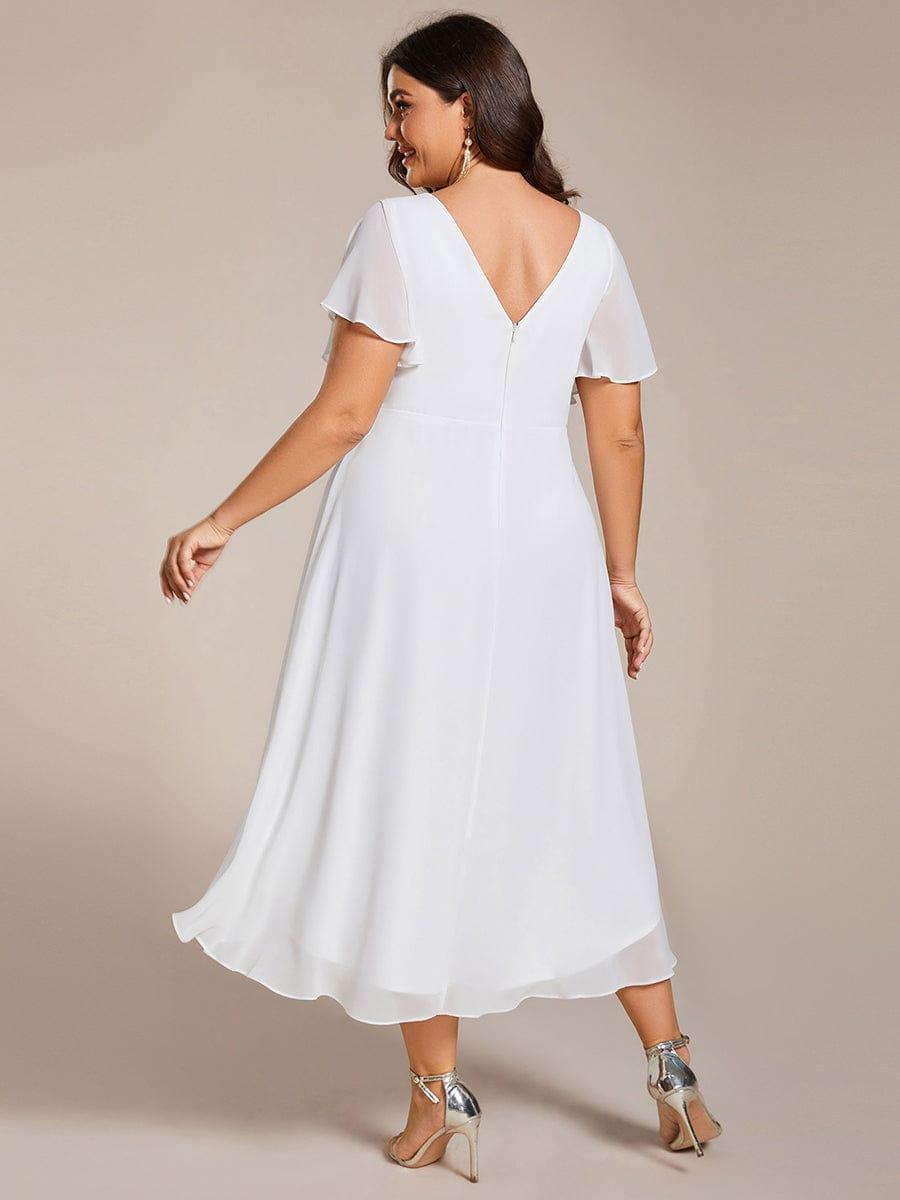 Rückansicht des weißen Kleids am Plus-Size-Model mit tiefem V-Rückenausschnitt, Reißverschluss und lang auslaufendem Chiffonsaum. 74