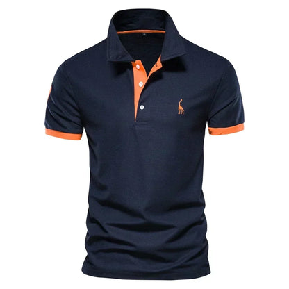 Marineblaues Kurzarm-Poloshirt von vorn mit orangefarbenen Ärmelbündchen, Knopfleiste und aufgesticktem Giraffen-Motiv auf 1