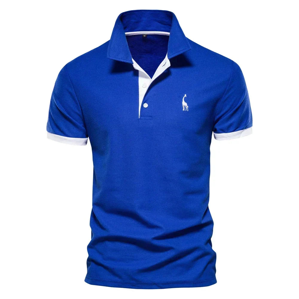 Königsblaues Poloshirt in der Vorderansicht mit weißen Ärmelbündchen, weißer Knopfleiste und weißer Giraffenstickerei 2