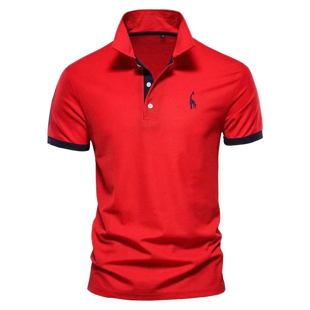 Rotes Kurzarm-Poloshirt von vorn mit dunkelblauen Ärmelbündchen, dunkelblauem Kragenstreifen und aufgesticktem 5