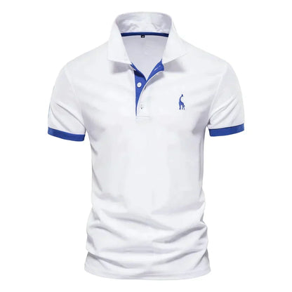 Weißes Poloshirt von vorn mit blauen Ärmelbündchen, blauem Kragenabschluss und blau gesticktem Giraffen-Motiv auf der Brust 3