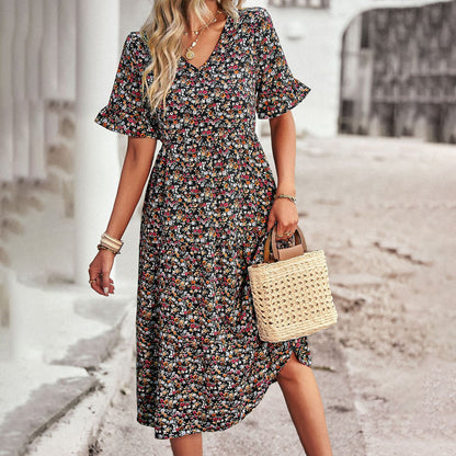 Frau in geblümtem Midikleid mit Korbtasche, Sommermode, Freizeitkleidung, Damenmode.