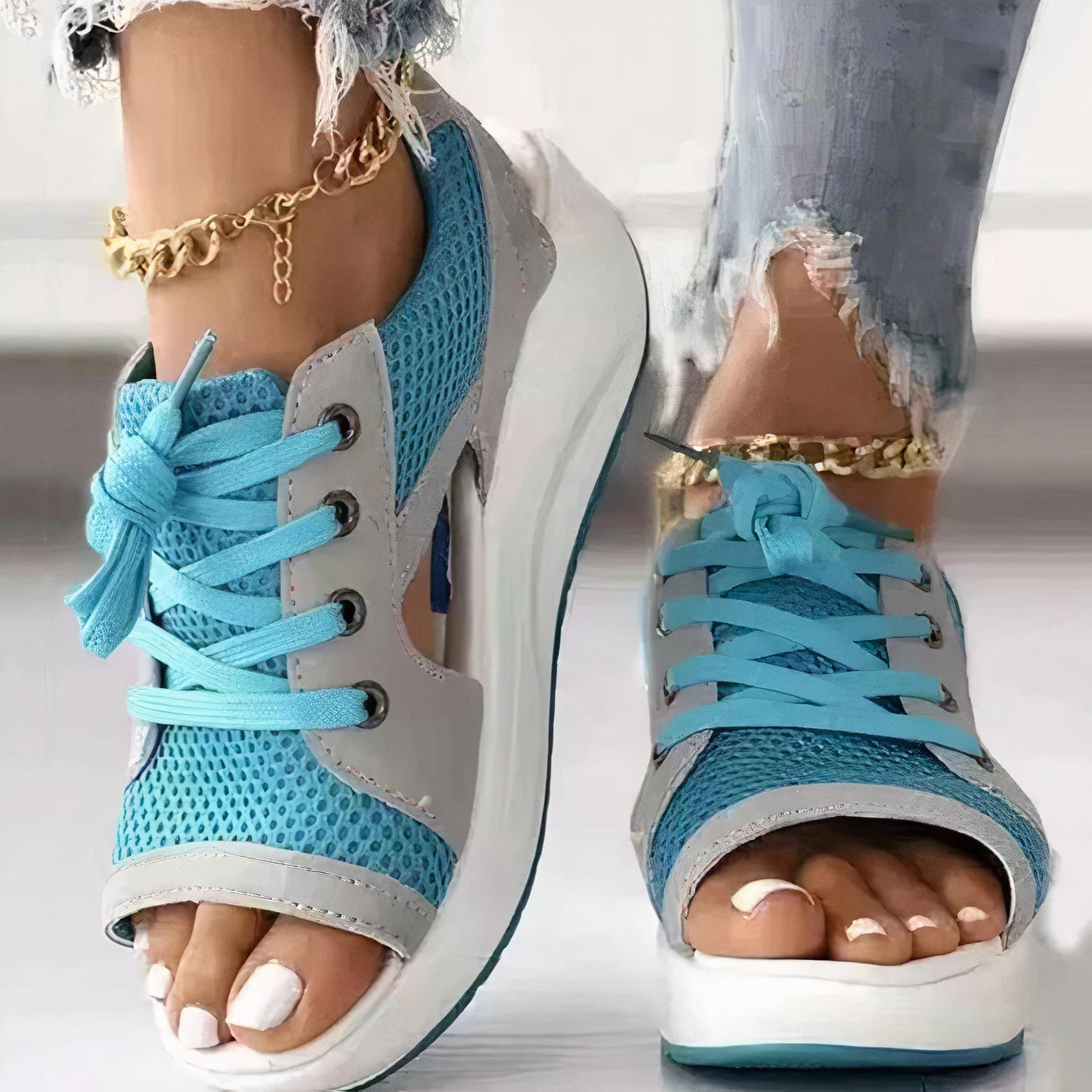 Sportliche Keilschuhe mit Schnürung und offener Spitze – Dalina