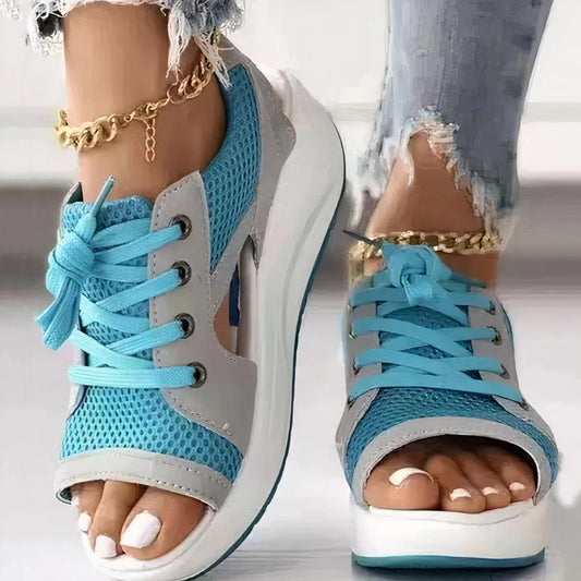 Sportliche Keilschuhe mit Schnürung und offener Spitze – Dalina