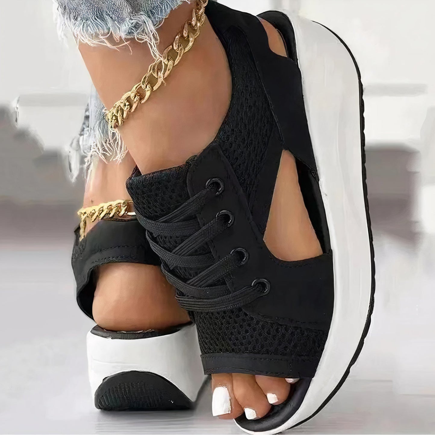 Sportliche Keilschuhe mit Schnürung und offener Spitze – Dalina