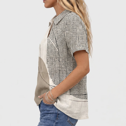 Seitenansicht des Hemds mit Punktemuster und beigen Farbflächen, Model mit Armreifen und Hand in der Jeanstasche 4