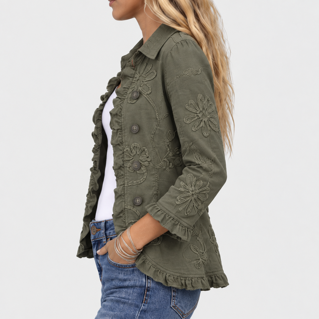 Seitenansicht am Model: Dreiviertelärmel mit Rüschenabschluss und Blumenstickerei, Rüschensaum und Knopfleiste der offen getragenen olivgrünen Jacke. 4