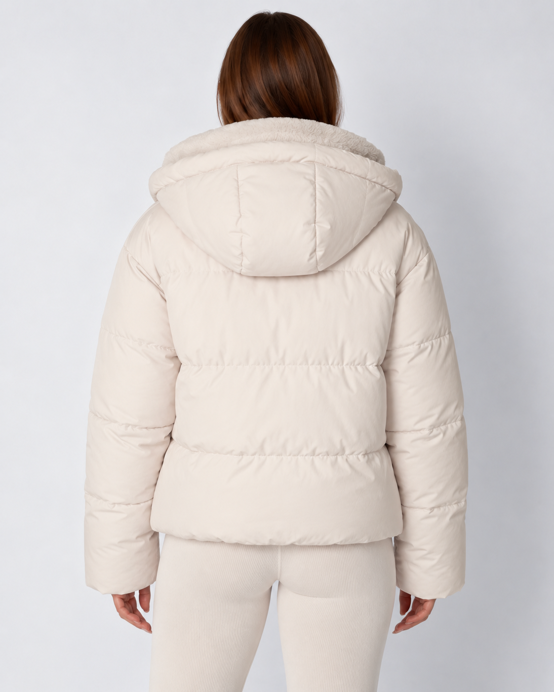 Rückansicht der cremefarbenen Steppjacke mit Kapuze und horizontalen Steppnähten 4