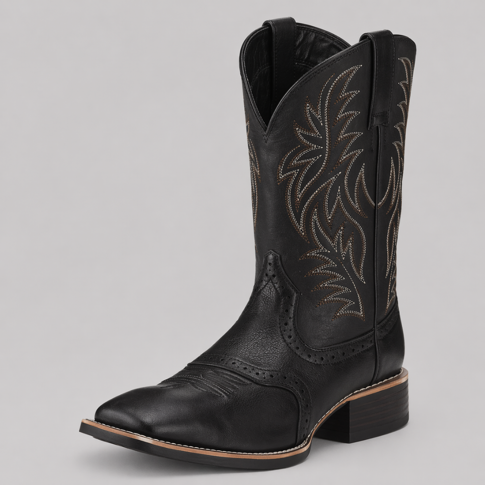 Schwarzer Cowboystiefel in Schrägansicht mit heller Ziernaht am Schaft und Lochmuster an der Kappe 1