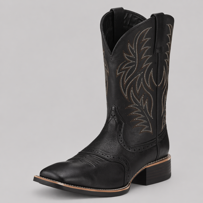 Schwarzer Cowboystiefel in Schrägansicht mit heller Ziernaht am Schaft und Lochmuster an der Kappe 1