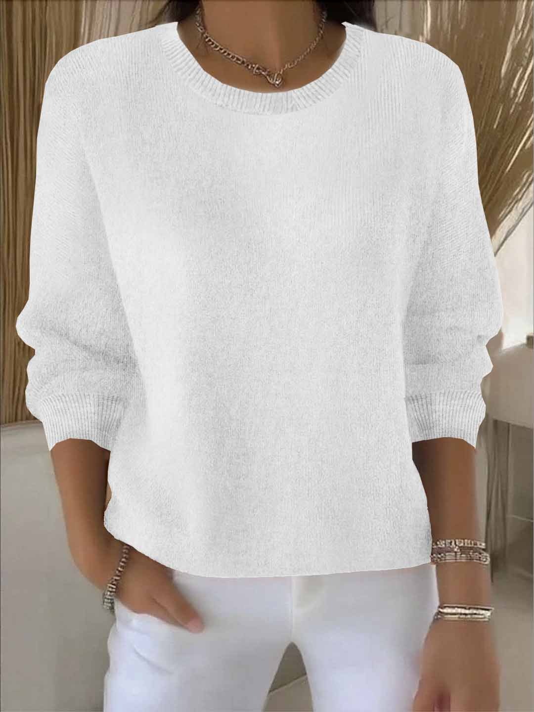 Frontansicht des weißen Strickpullovers mit gerippten Bündchen, getragen zu weißer Hose 3