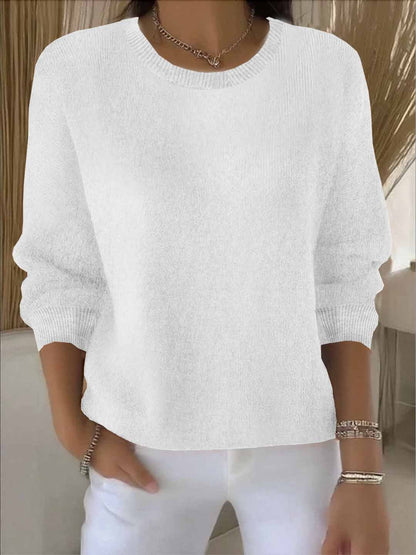 Frontansicht des weißen Strickpullovers mit gerippten Bündchen, getragen zu weißer Hose 3