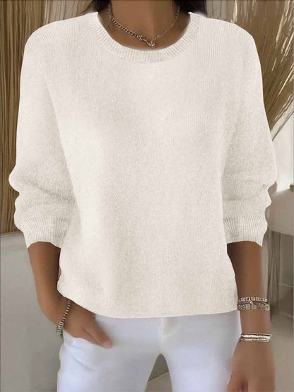 Frontansicht des cremefarbenen Strickpullovers mit Rundhalsausschnitt, vom Model zu weißer Hose getragen 4