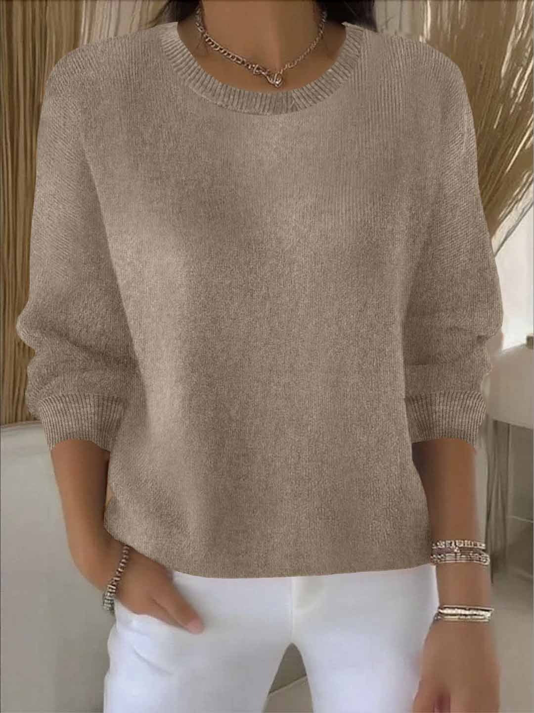 Frontansicht des beigebraunen Strickpullovers, getragen zu weißer Hose mit Armbändern und Kette 5