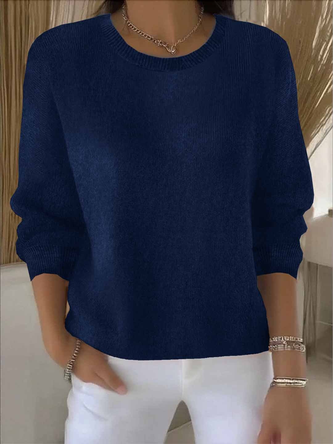 Frontansicht des dunkelblauen Strickpullovers mit gerippten Bündchen, getragen zu weißer Hose 9