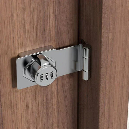 Metallschloss mit Zahlencode an Holztür, Sicherheitsschloss, Türsicherung, modernes Design.