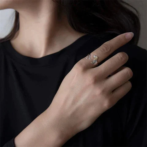 Silberring mit Herz-Design, Damenhand, eleganter Schmuck, minimalistisch, modisch, stilvoll.