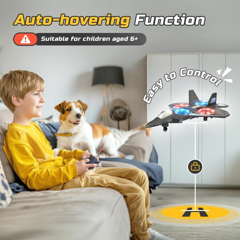Junge im gelben Pulli steuert das schwebende Flugzeug im Wohnzimmer mit der Fernsteuerung, neben ihm sitzt ein Hund auf dem Sofa. 6
