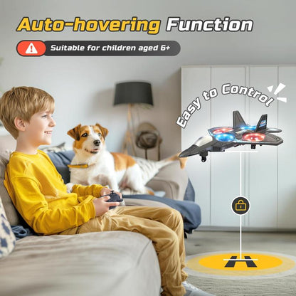 Junge im gelben Pulli steuert das schwebende Flugzeug im Wohnzimmer mit der Fernsteuerung, neben ihm sitzt ein Hund auf dem Sofa. 6
